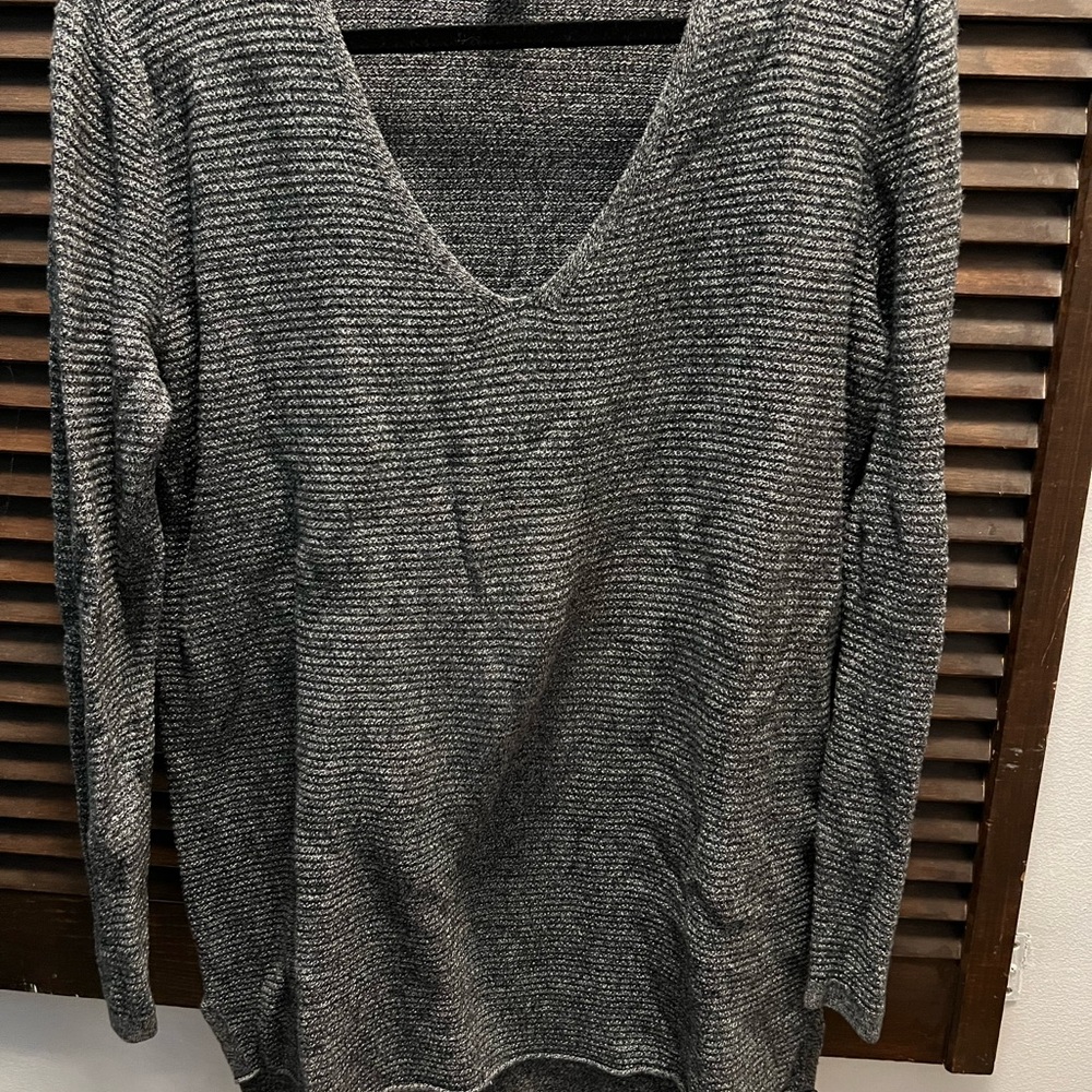 Old Navy Women's V-Neck Sweater in Gray Stripes
